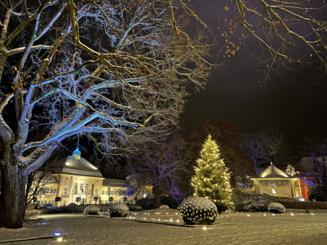 Bild 1 Zahlreiche kunstvolle Illuminationen tauchen die historische Anlagen von Bad Elster in weihnachtlichen Lichterschein.