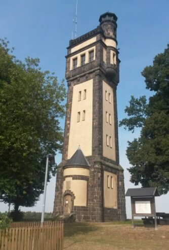 Bild 1 Der König-Friedrich-August-Turm an der Heeresstraße gehört zur Silhouette der Stadt wie das Rathaus oder die Martin-Luther-Kirche.