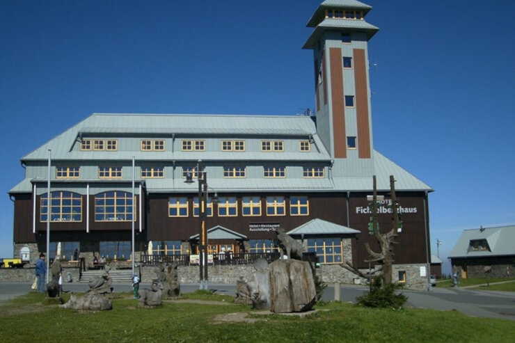 Bild 1 Das Hotel zum Fichtelberghaus gehört auch der Aussichtsturm, der eine tolle Aussicht über die Gegend bietet.