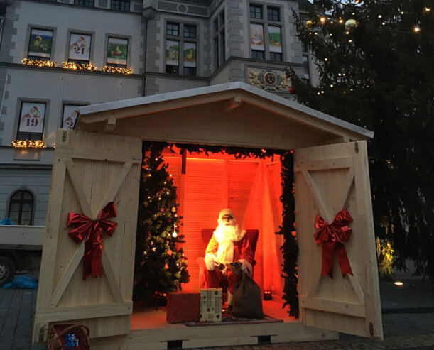 Bild 1 Besondere Weihnachtswünsche nimmt der Oelsnitzer Weihnachtsmann in seiner Hütte entgegen.