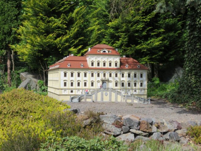 Bild 1 Im Klein-Erzgebirge Oederan werden über 200 Bauwerke des Erzgebirges in Miniaturansicht präsentiert.