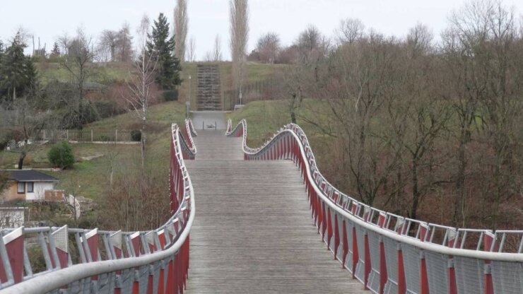 Bild 9 Die Drachenschwanzbrücke liegt direkt an der westsächsisch-thüringischen Grenze in Ronneburg und ist ein beliebtes Fahrradziel. Der Name leitet sich vom wellenförmigen Verlauf des Bauwerks ab.
