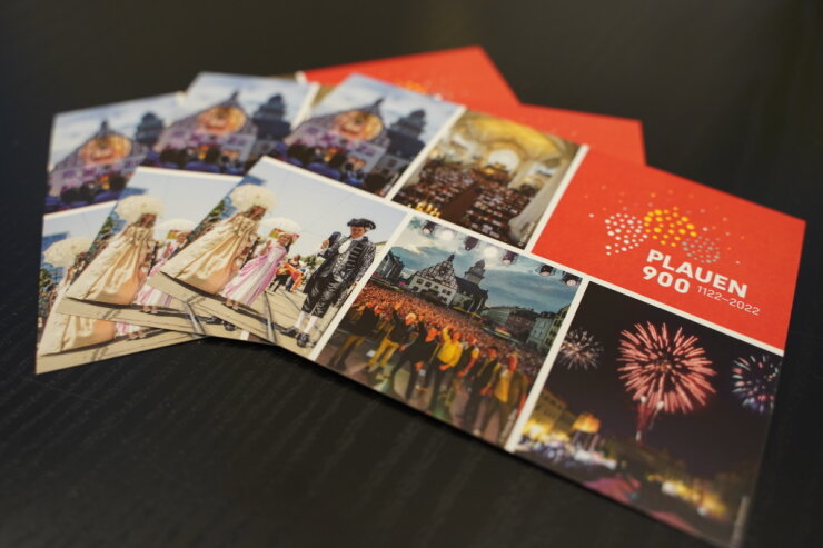Bild 1 Die zweite Auflage der begehrten Postkarten mit Plauen900-Motiv ist in der Tourist-Information Plauen erhältlich.