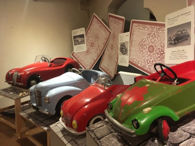 Bild 1 Raumeindruck mit historischen Kinderautos, die auch Teil der Quartette sind.