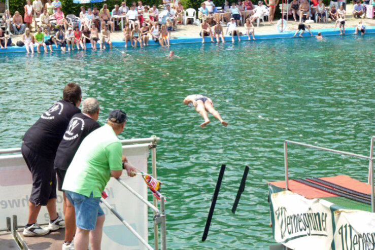 Bild 1 Auf solche wagemutige Sprünge können sich Besucher freuen der "inoffiziellen" Wasserskisprung Weltmeisterschaft in Klingenthal freuen.
