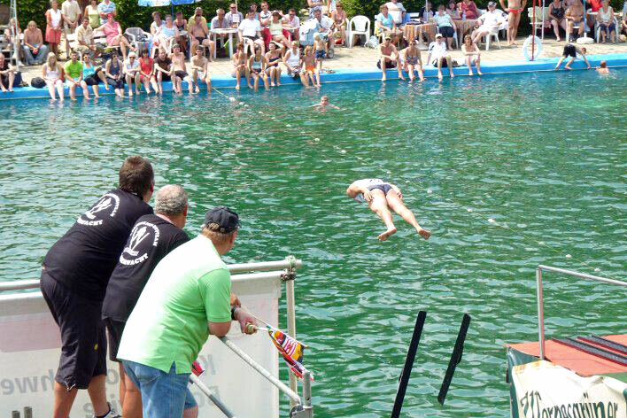 Wagemutig ins kühle Nass: Wasserskisprung WM in Klingenthal