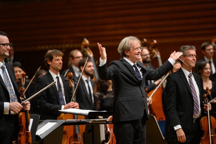 Bild 1 Der renommierte Schweizer Dirigent Ludwig Wicki wird die Erzgebirgische Philharmonie Aue bei dem Konzert leiten.