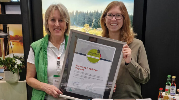Bild 2 Birgit Knöbel und Anni Borrmann vom Tourismusverband Erzgebirge freuen sich über die erneute Auszeichnung zum Qualitätswanderweg.