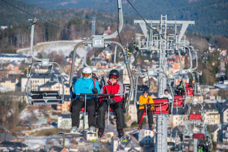Bild 3 Sachsens Skigebiete dürfen wieder öffnen! In der Skiarena Eibenstock sind bereits viele Wintersportler unterwegs. (Foto: Georg Ulrich Dostmann)