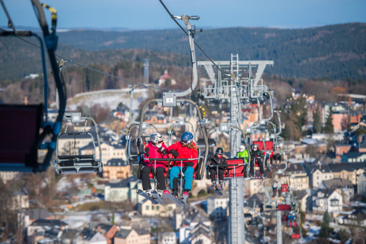 Bild 4 Sachsens Skigebiete dürfen wieder öffnen! In der Skiarena Eibenstock sind bereits viele Wintersportler unterwegs. (Foto: Georg Ulrich Dostmann)