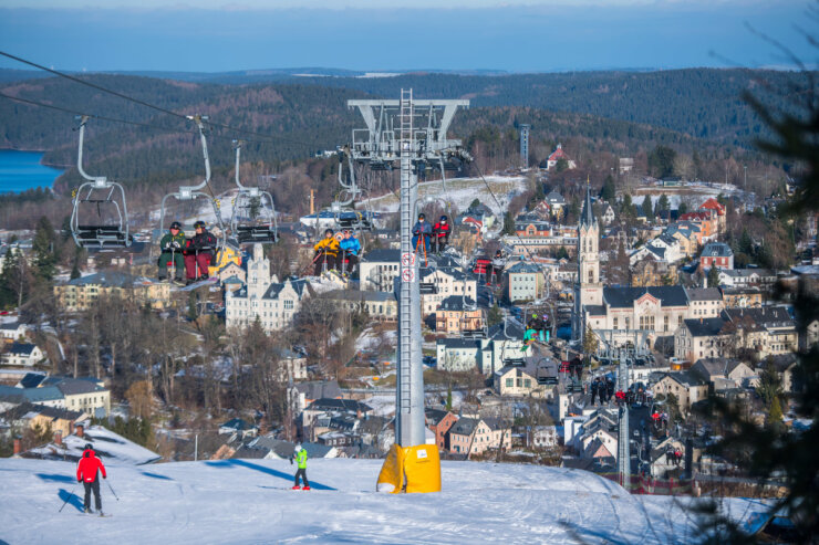 Bild 6 Sachsens Skigebiete dürfen wieder öffnen! In der Skiarena Eibenstock sind bereits viele Wintersportler unterwegs. (Foto: Georg Ulrich Dostmann)