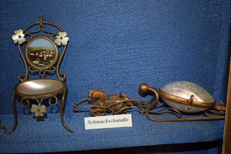 Bild 2 Im Museum wird kunsthandwerkliches Können der Muschelverarbeitung präsentiert.