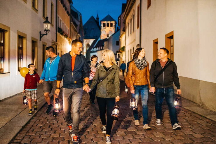 Bild 1 Immer freitags bietet Freiberg auch in der kalten Jahreszeit romantische Stadtführungen mit Laterne für die ganze Familie.