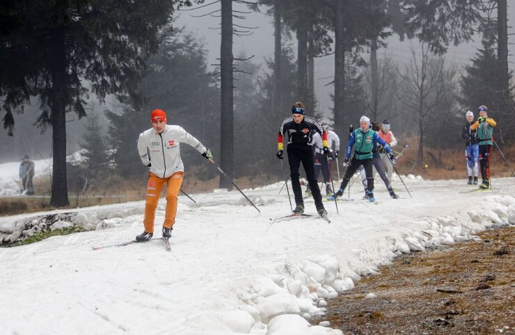 Bild 2 Der Nachwuchttrainer und ehemalige Weltklasse-Skilangläufer René Sommerfeldt führt seine Sportler auf der optimal präparierten Strecke an. Foto: Thomas Fritzsch/PhotoERZ