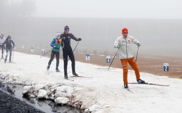 Bild 5 Der Nachwuchttrainer und ehemalige Weltklasse-Skilangläufer René Sommerfeldt führt seine Sportler auf der optimal präparierten Strecke an. Foto: Thomas Fritzsch/PhotoERZ