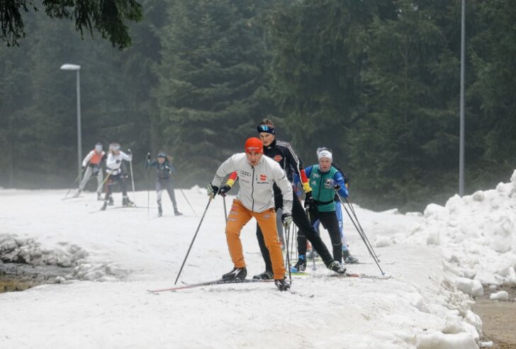 Bild 6 Der Nachwuchttrainer und ehemalige Weltklasse-Skilangläufer René Sommerfeldt führt seine Sportler auf der optimal präparierten Strecke an. Foto: Thomas Fritzsch/PhotoERZ