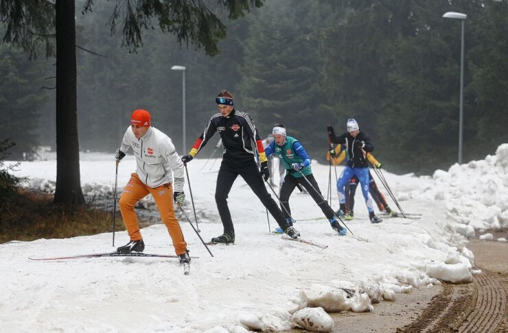 Bild 7 Der Nachwuchttrainer und ehemalige Weltklasse-Skilangläufer René Sommerfeldt führt seine Sportler auf der optimal präparierten Strecke an. Foto: Thomas Fritzsch/PhotoERZ