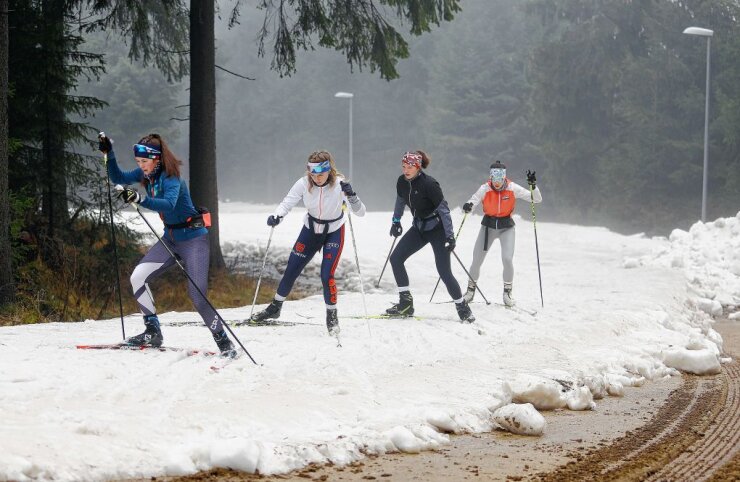 Bild 8 Der Trainings-Saisonstart der Skilangläufer und Biathleten des Oberwiesenthaler Stützpunktes ist vollzogen. Foto: Thomas Fritzsch/PhotoERZ