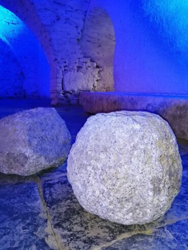 Bild 1 Fundstücke aus früheren archäologischen Grabungsarbeiten auf Schloß Voigtsberg. Die Geschosskugeln aus Granit sind vermutlich in die Mitte des 14. Jahrhunderts zu datieren.