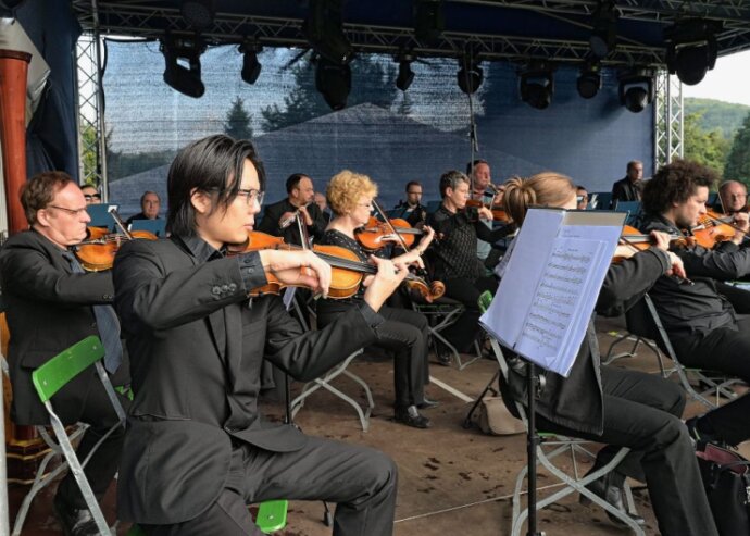 Bild 2 Gespielt hat bei Sommer am Segel auch die Erzgebirgische Philharmonie Aue. Foto: Ralf Wendland