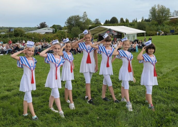 Bild 4 Auch die jüngeren Tänzerinnen der Karo Dancers hatten bei Sommer am Segel einen Auftritt. Foto: Ralf Wendland