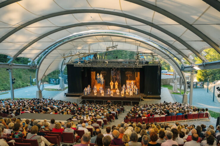 Bild 1 Das "NaturTheater" in Bad Elster: Die historische Spielstätte präsentiert einen abwechslungsreichen Saisonspielplan.