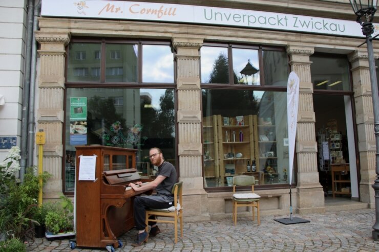 Bild 1 Michael Karl (Mr. Cornfill) am "Klavier für Jedermann".