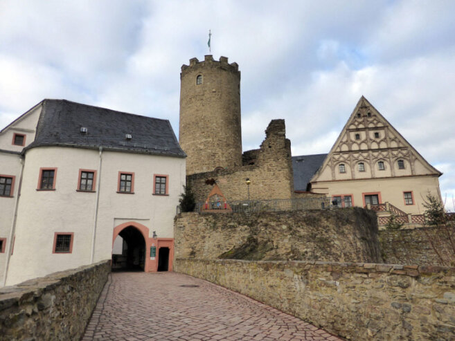 Bild 2 Burg Scharfenstein Drehbach ist eine mittelalterliche Höhenburg aus dem Jahr 1250. Heute findet man eine Ausstellung erzgebirgischer Handwerkstradition, die Sammlung Martin (Volkskunst, Holzspielzeug, Weihnachtsschmuck), sowie Burggeschichte.