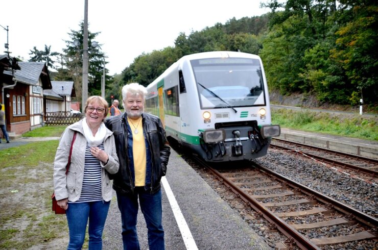 Bild 1 Günther und Dagmar Kilian waren begeistert. Ob Vogtlandbahn, Straßenbahn oder Stadtbus: Der ÖPNV ist im Kommen. Foto: Karsten Repert