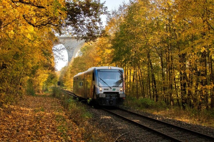 Bild 4 Die Vogtlandbahn fährt durch eine wunderschöne Region, die eben auch im Herbst ganz viel zu bieten hat. Foto: Angela Schulz / Pressebüro Repert