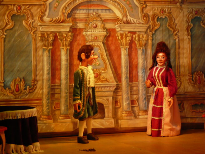 Bild 1 Szenenbild einer Puppenspielaufführung: Das Puppenspielfest auf Burg Mylau erfreut bereits zum 30. Mal Jung und Alt in den Winterferien mit seinen Aufführungen.