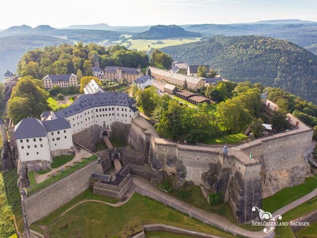 Bild 10 Inmitten der Sächsischen Schweiz erhebt sich die Festung Königstein. Hier sind die älteste erhaltene Kaserne Deutschlands, der tiefste Brunnen Sachsens, die erste sächsische Garnisonskirche und die Nachbildung des legendären Riesenfasses Augusts des Starken zu bestaunen.
