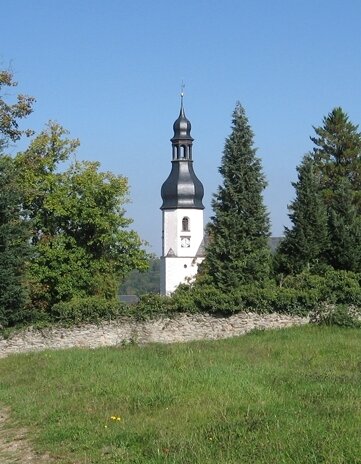 Bild 3 Hinter den Bäumen schaut der Weißbacher Kirchturm hervor.