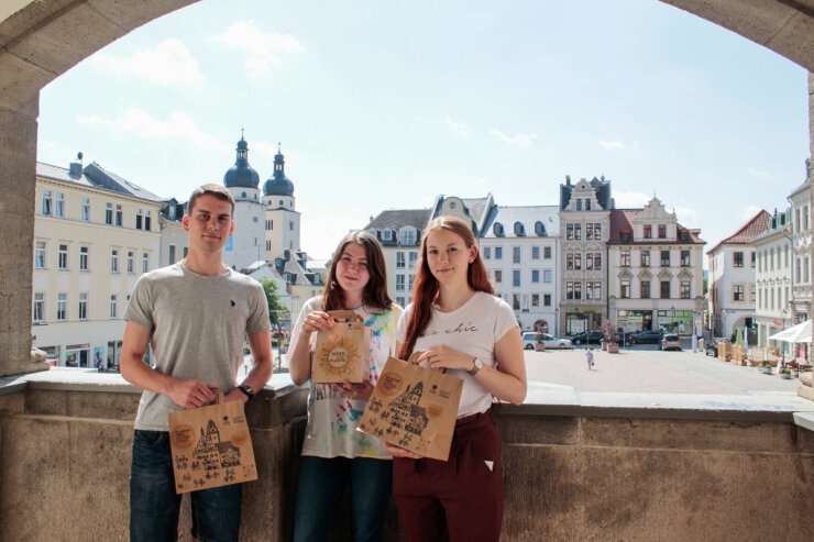 Bild 2 Die Azubis der Stadt Plauen, die sich dem Projekt gewidmet haben: Frederik Dinter, Tara Malin Brückner und Pearl Heckel zeigen die Papiertüten.