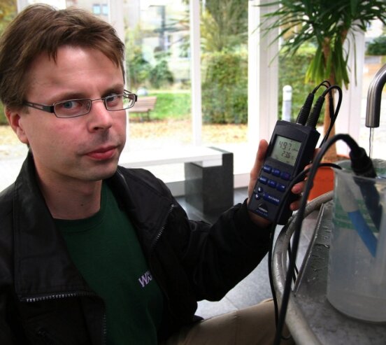 Bild 1 Techniker Jörg Frenzel überprüft im Trinkpavillon die Wasserqualität mit einer pH-Sonde und einer Sonde für die Leitfähigkeit. Gemessen wird außerdem die Wassertemperat.