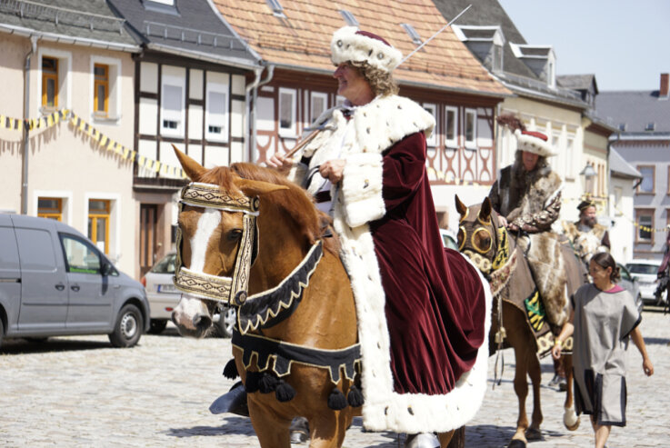 Bild 1 Der "Lebendige Fürstenzug" stattet Stadt und Schloss einen Besuch ab.