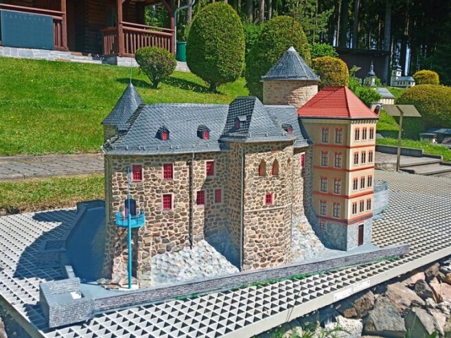 Bild 1 Die ersten Teile des neu gefertigten Modells "Schloß Voigtsberg" wurden in der der Adorfer Miniaturschauanlage "Klein-Vogtland" für die Öffentlichkeit aufgestellt.