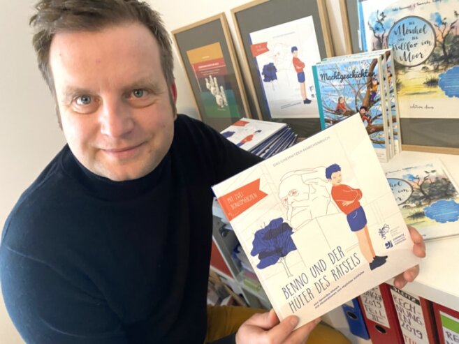 Bild 1 Verleger Christian Wobst zeigt "Das Chemnitzer Märchenbuch" mit den drei Gewinnergeschichten. Am Samstag gibt es eine Lesung aus dem Buch.