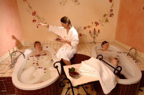 Bild 1 In der Wellnesslandschaft können Besucher ein Rosenblütenbad genießen.