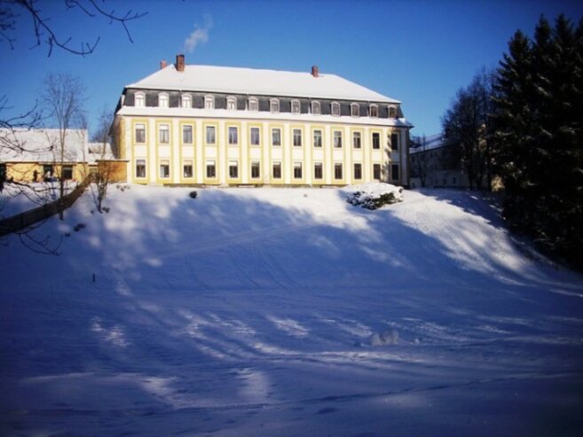 Bild 1 Winterzauber in historischer Kulisse von Schloss Leubnitz.