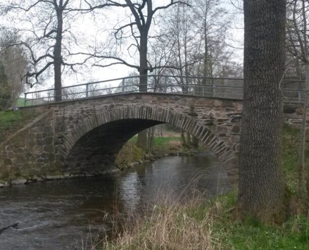 Bild 1 Idylle pur: In Niederbobritzsch treffen die Wanderer auf diese alte Brücke.