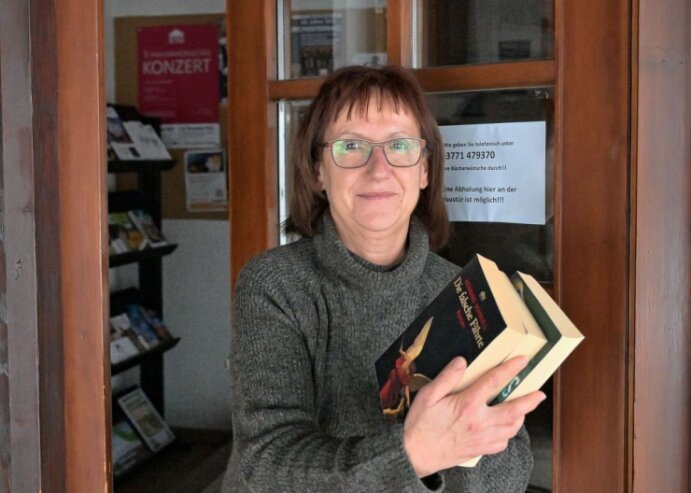 Bild 1 Gina Maekler von der Bibliothek in Zschorlau bringt für Leser die gewünschten Medien an die Haustür. Foto: Ralf Wendland