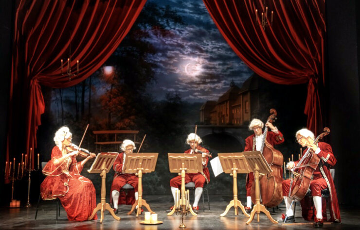 Bild 1 Die Chursächsischen Streichersolisten präsentieren musikalische Perlen der Klassik in historischen Kostümen.