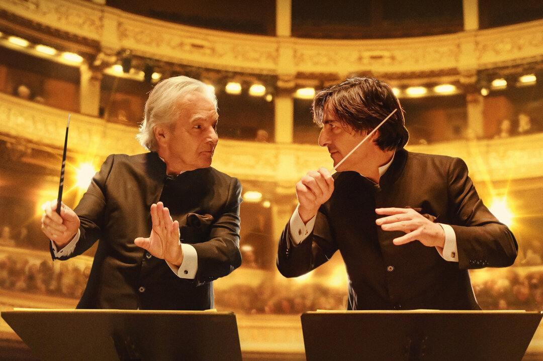 zwei Ausgaben des Buchs "Die Oper" zum Film "Maestro(s) - Zwei Meister eines Fachs"