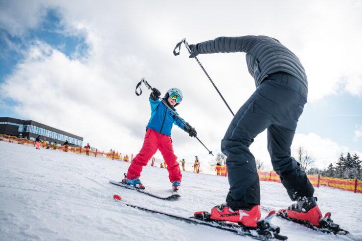 Bild 2 Ausgezeichnete Pisten, präparierte Loipen, verschneite Winterlandschaften und grandiose Aussichten bieten beste Voraussetzungen für perfektes Wintersportvergnügen.