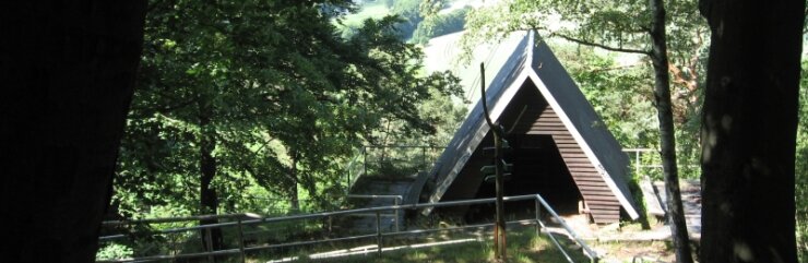 Bild 1 Die Schutzhütte am Kunnerstein ist ein markanter Punkt der empfehlenswerten Wandertour. An dieser Stelle hat man auch einen imposanten Blick auf das Zschopautal.