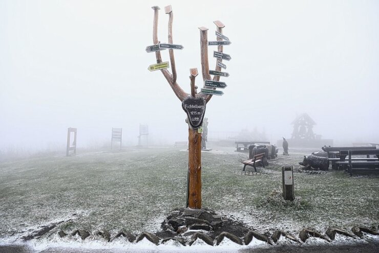 Bild 2 Auf dem Fichtelberg ist der erste Schnee gefallen. Foto: Thomas Fritzsch