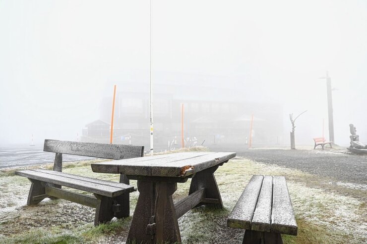 Bild 3 Auf dem Fichtelberg ist der erste Schnee gefallen. Foto: Thomas Fritzsch